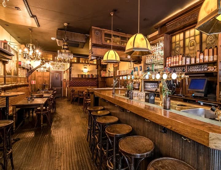 De bar met koperen tappen