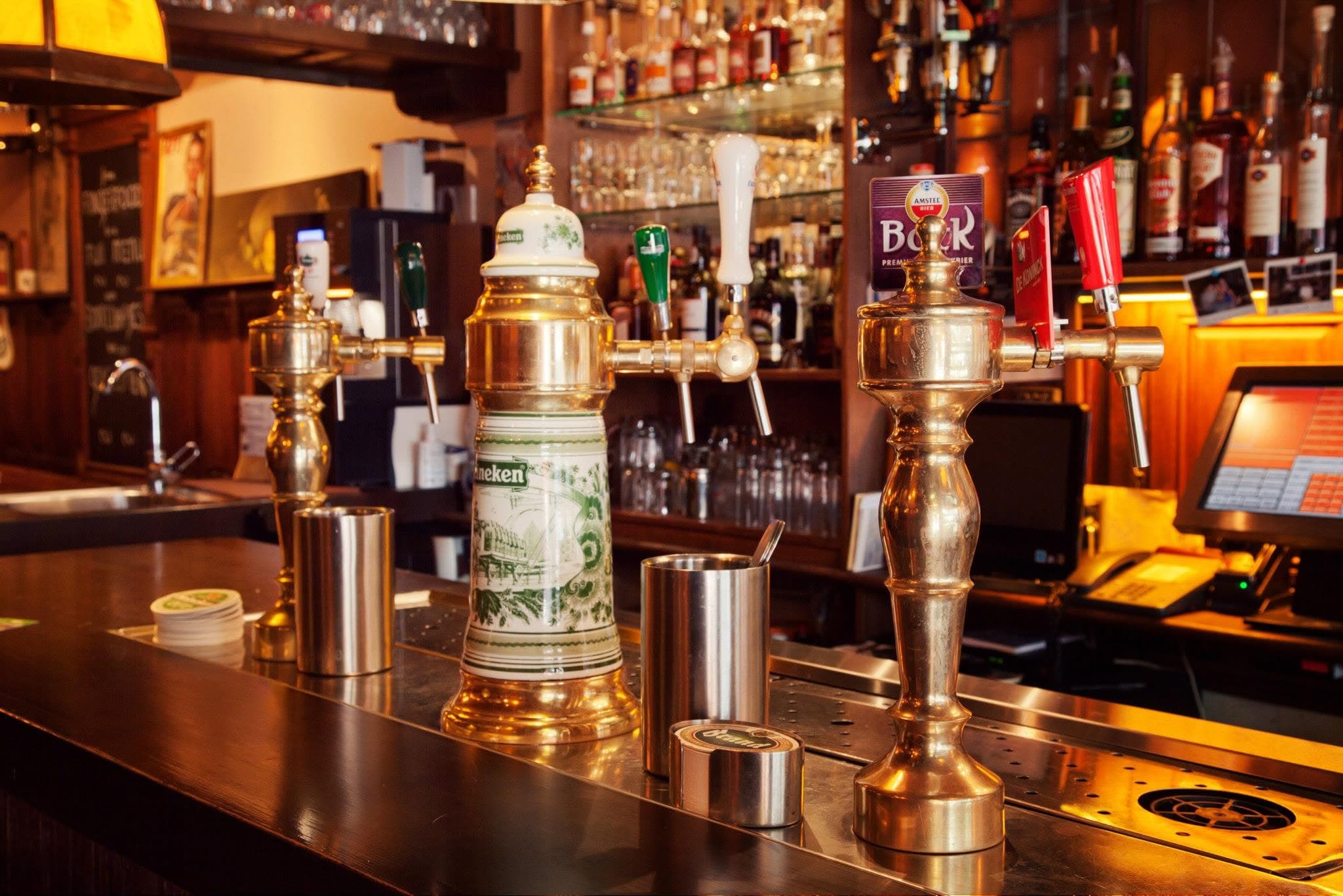 Koperen biertappen aan de bar