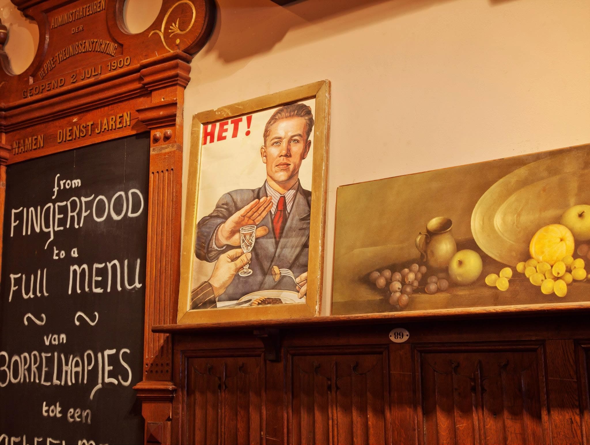 Vintage muurdecoratie met oude affiche en krijtbord